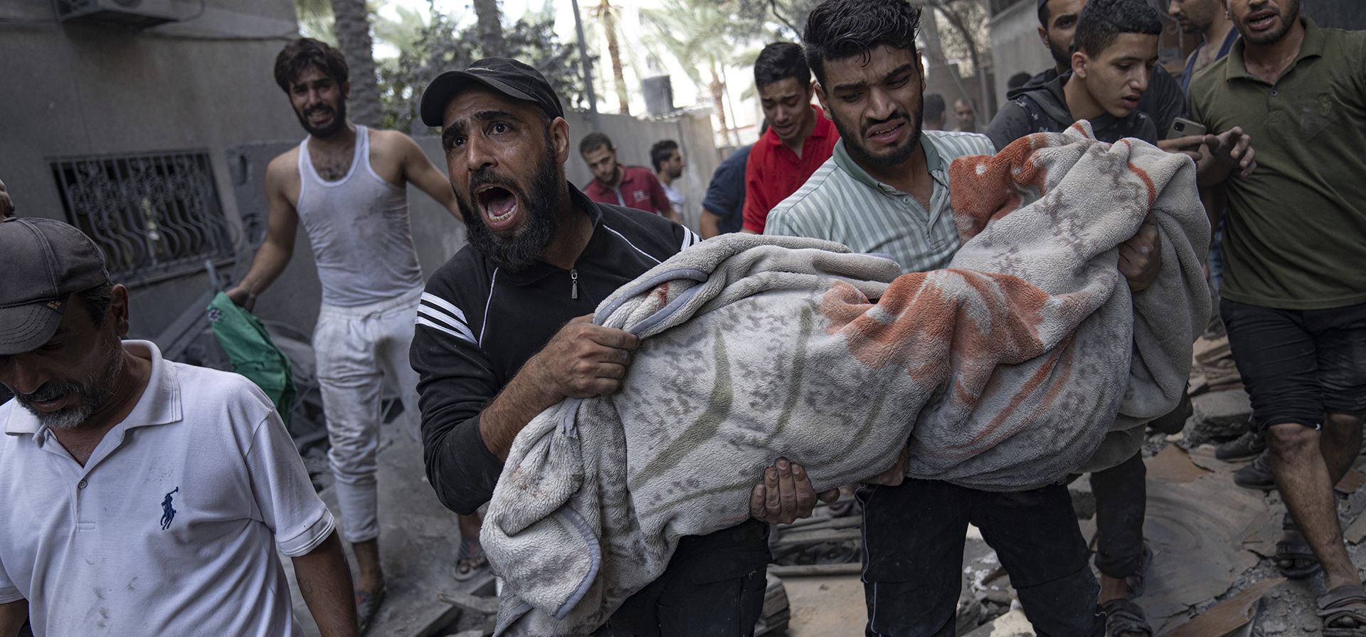 Palestinos evacuan a los heridos de un edificio destruido durante el bombardeo israelí en el campo de refugiados de Rafah, en la Franja de Gaza, el martes 17 de octubre de 2023. (Foto AP/Fatima Shbair) Palestinos evacuan a los heridos de un edificio destruido durante el bombardeo israelí en el campo de refugiados de Rafah, en la Franja de Gaza, el martes 17 de octubre de 2023. (Foto AP/Fatima Shbair)