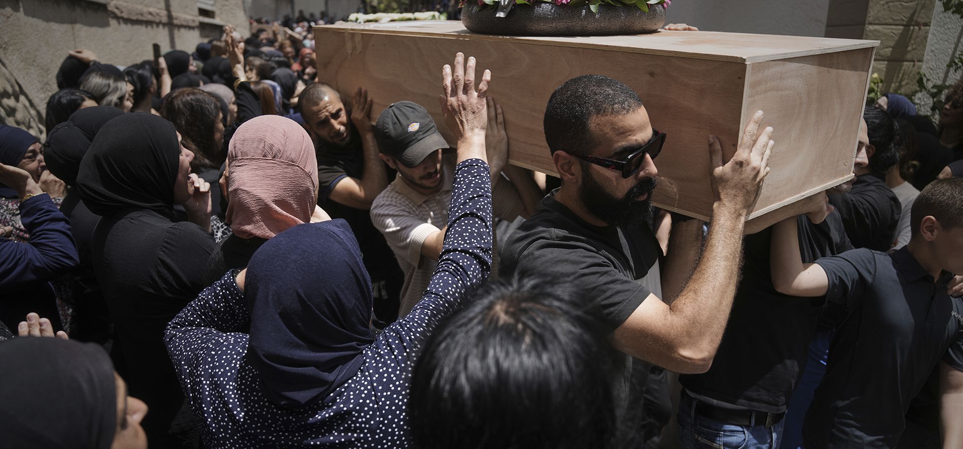 Los dolientes llevan los ataúdes de cuatro miembros de la familia Khatib, ciudadanos palestinos de Israel, muertos en un ataque con misiles iraníes en Tamra, Israel, durante su funeral, el martes 17 de junio de 2025. (Foto AP/Mahmoud Illean) Los dolientes llevan los ataúdes de cuatro miembros de la familia Khatib, ciudadanos palestinos de Israel, muertos en un ataque con misiles iraníes en Tamra, Israel, durante su funeral, el martes 17 de junio de 2025. (Foto AP/Mahmoud Illean)