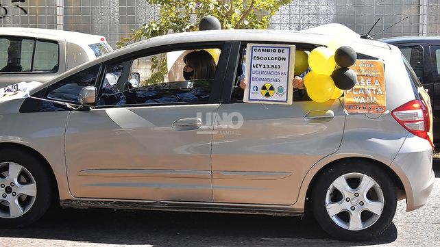 Trabajadores de salud hicieron una caravana de protesta por salarios