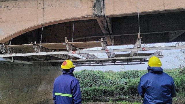 Vialidad Nacional trabaja sobre los arreglos del puente Carretero. Vialidad Nacional trabaja sobre los arreglos del puente Carretero.