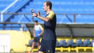 Indicaciones. El nuevo DT de Central, Leandro Somoza, estuvo muy activo en la práctica del viernes en Arroyo Seco. Ya perfila el once.