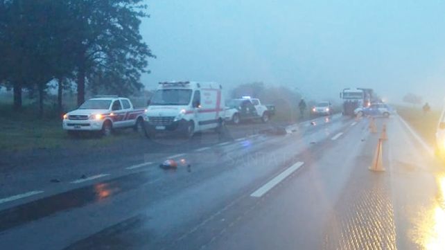 Chocó un caballo con su moto y falleció al ser arrollado por un camión