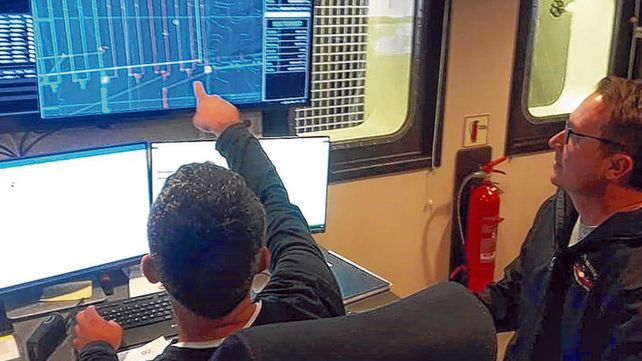 Las pantallas muestran el rumbo y la información que mandan los ROV