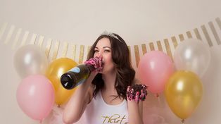 Estrellar la cara contra la torta es la extraña moda que se impone para festejar el cumpleaños