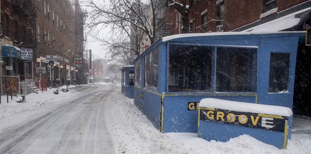 La nieve cubre la calle en el West Village de Nueva York. Una poderosa tormenta del noreste barrió la costa este el sábado, amenazando con enterrar partes de 10 estados bajo una nieve profunda y copiosa acompañada de inundaciones costeras.