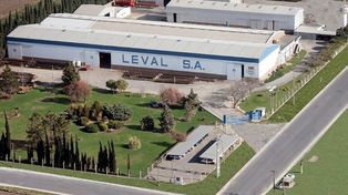 Trabajadores de metalúrgica retienen servicios por sueldos en cuotas