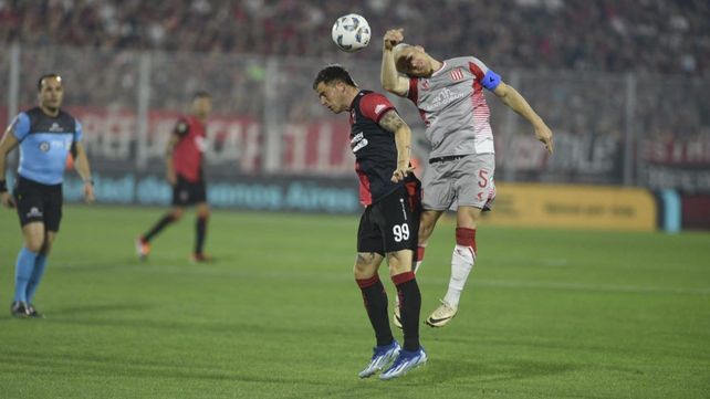 Ascacibar se anticipa al Colo Ramírez. Newells sufre el partido con Estudiantes.