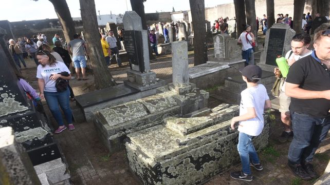 Entre lápidas. La gente se acercó masivamente al predio para conocer su origen y saber de una época.&nbsp;