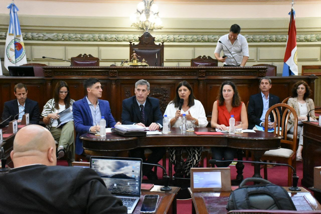 Antes de la sesión, el ministro de Economía, Pablo Olivares, expuso ante los diputados sobre el presupuesto y la ley tributaria.