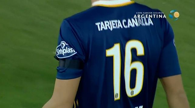 Con un brazalete negro, los jugadores de Central recordaron a la esposa de Pablo Alvarez