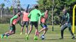 A todo o nada. Montero observa cómo Mauricio Martínez domina el balón ante el acecho de Menosse y Alfani. Los tres podrían jugar mañana en la Copa Argentina.