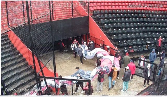 La bandera de Los Monos fue ingresada por varias personas al estadio de Newells.&nbsp;