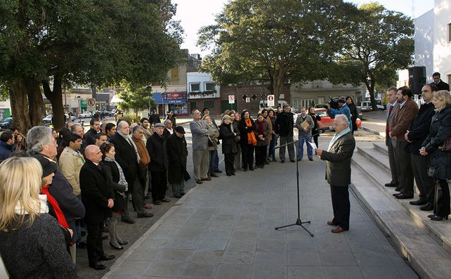 Una placa en el Palacio Municipal recuerda al exintendente Enrique Muttis