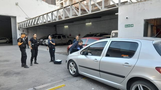 El auto en el que llegaron los delincuentes. Tenía tres matrículas diferentes.&nbsp;