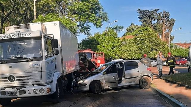 Conductor de un auto dobló a gran velocidad y terminó debajo de un camión: estaba ebrio
