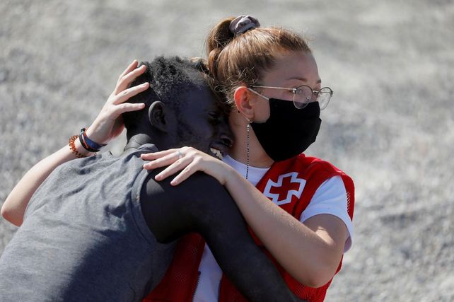 Crisis migratoria: la imagen de un bebé rescatado del mar da la vuelta al mundo