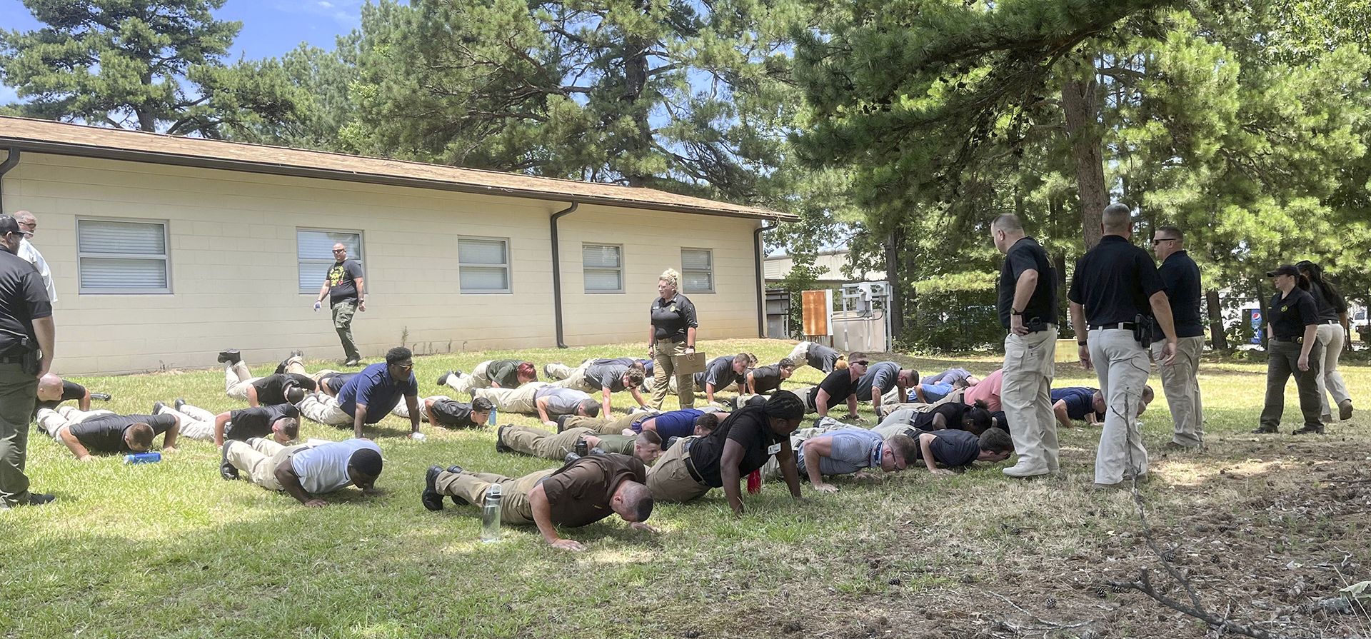 Esta foto proporcionada por Jackson Law Firm muestra a Vincent Parks, atrás a la izquierda, poco antes de desplomarse durante un entrenamiento policial en una tarde calurosa de julio de 2022. El aspirante a policía realizó actividad física antes de desvanecerse fatalmente en su primer día de entrenamiento en la academia de policía estatal (Jackson Law Firm vía AP) Esta foto proporcionada por Jackson Law Firm muestra a Vincent Parks, atrás a la izquierda, poco antes de desplomarse durante un entrenamiento policial en una tarde calurosa de julio de 2022. El aspirante a policía realizó actividad física antes de desvanecerse fatalmente en su primer día de entrenamiento en la academia de policía estatal (Jackson Law Firm vía AP)