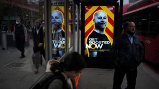 El cartel en una parada de colectivos de Londres llama a recibir inyecciones de refuerzo para frenar la propagación del coronavirus.