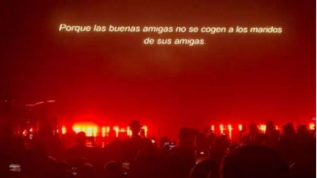 En la pantalla gigante ubicada en el fondo del escenario apareció impreso un mensaje que Barón leyó en off antes de cantar La Araña.