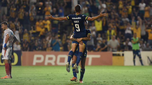 Una postal. Marco Ruben ya convirtió un verdadero golazo y lo celebra ante la ovación del Gigante completo.
