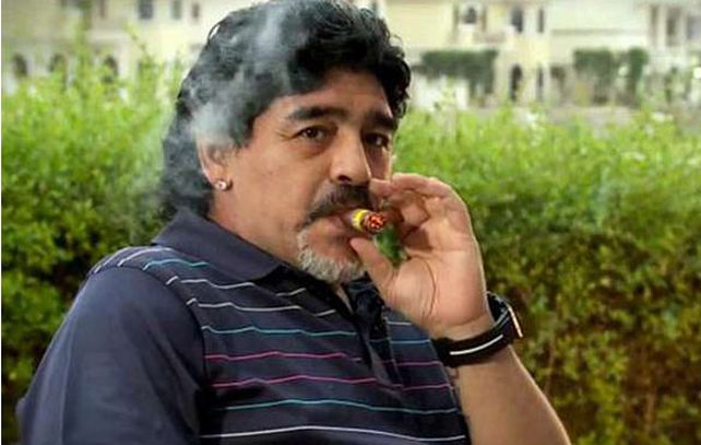 Maradona le inició una demanda penal a su ex por desobedecer a la medida cautelar y exhibir fotos de su hijo en Twitter.