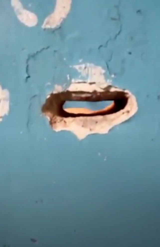 Un hueco en la pared para pasar celulares. Conectaba las celdas de dos de los presos allanados en la cárcel federal de Rawson.
