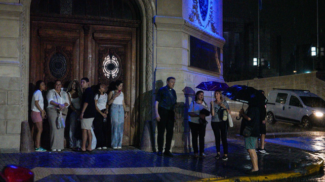 Los asistentes al Vía Crucis en el Monumento