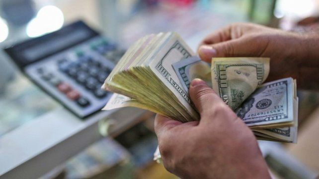 El dólar blue subió este jueves 20 pesos y cerró a $ 338