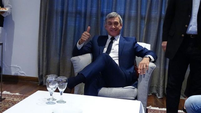 La ronda de los abrazos entre candidatos rompió el hielo en la previa del debate La ronda de los abrazos entre candidatos rompió el hielo en la previa del debate