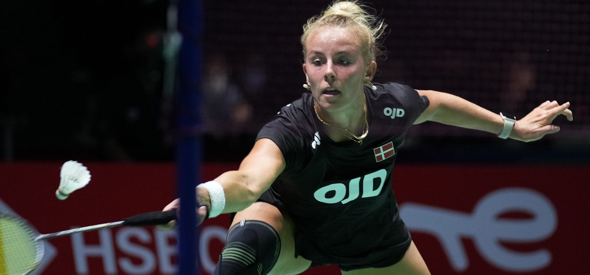 Mia Blichfeldt de Dinamarca juega una devolución contra Thi Trang Vu de Vietnam durante un partido de bádminton de individuales femeninos en el Campeonato Mundial de la BWF en Tokio, el miércoles 24 de agosto de 2022.