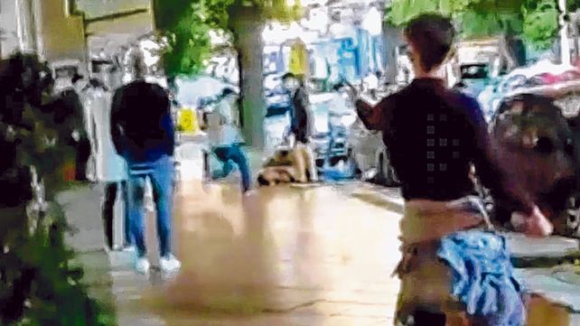 Tras el ataque. El joven qued&oacute; tirado en una calle c&eacute;ntrica de la ciudad de Villa Gesell.