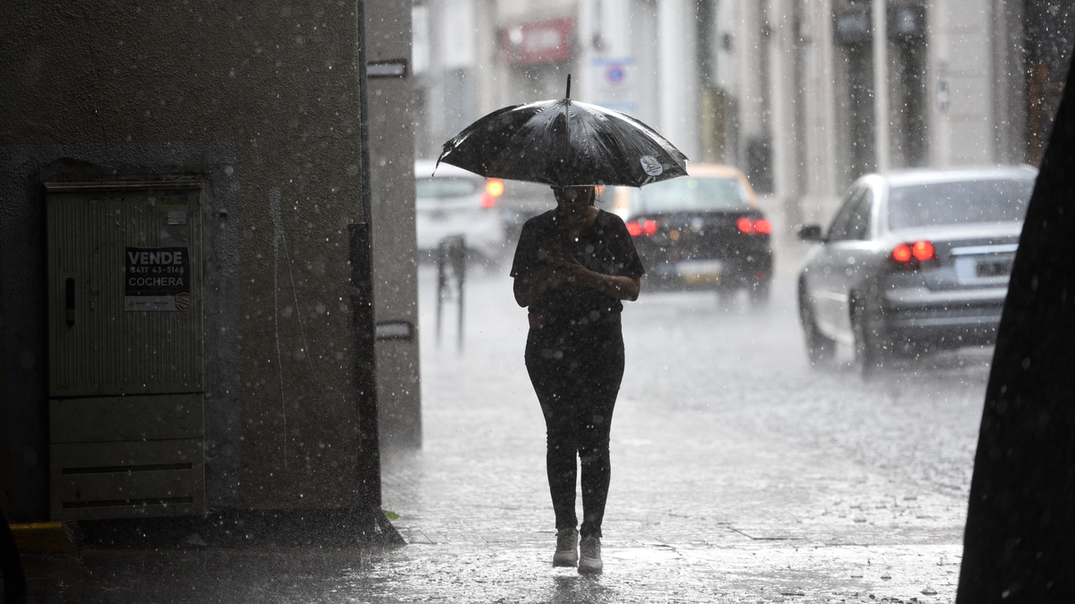 Siguen las lluvias en Rosario y el alerta naranja por tormentas fue renovado y extendido