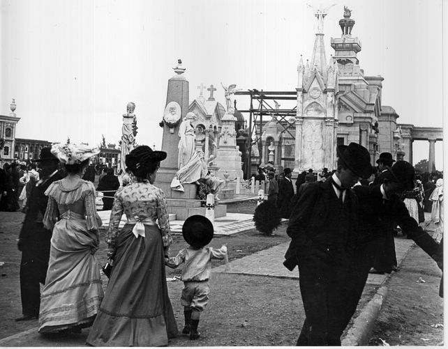 Tradicional culto al día de Todos los Santos y Fieles Difuntos por las calles internas del cementerio El Salvador. C. 1898. Colección Hnos Pusso. Escuela Superior de Museología.