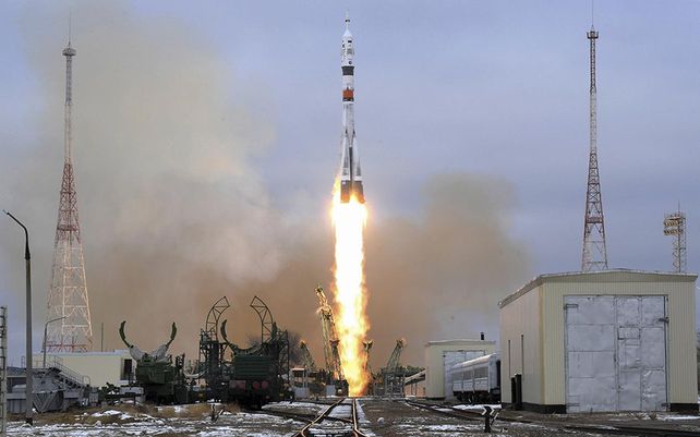 Foto publicada por la Agencia Espacial Roscosmos, el propulsor de cohete Soyuz-2.1a con la nave espacial Soyuz MS-20 transporta al cosmonauta ruso Alexander Misurkin, los participantes del vuelo espacial Yusaku Maezawa y Yozo Hirano de Japón a la Estación Espacial Internacional, ISS, despega en el cosmódromo ruso de Baikonur arrendado, Kazajstán, miércoles 8 de diciembre de 2021.
