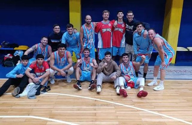 Tiro Suizo logró su primer triunfo en la Superliga de la Asociación Rosarina de Básquet (Foto: www.basquetrosario.com.ar).