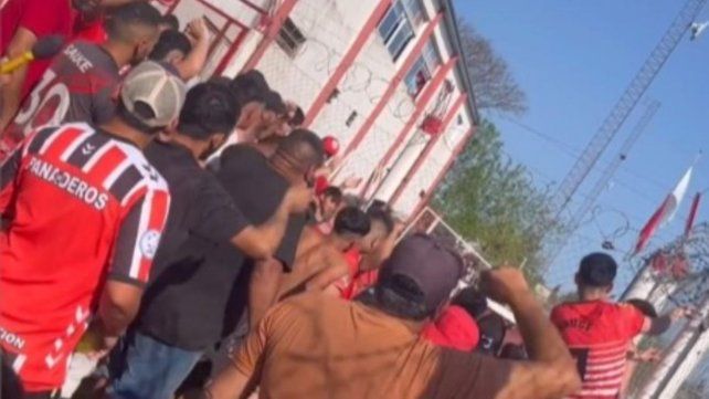 El público de Sauce se peleó con los jugadores y cuerpo técnico de Defensores