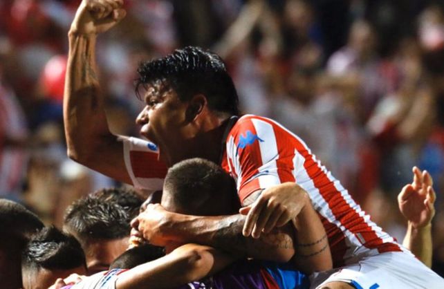 Uni&oacute;n salud&oacute; a todos sus futbolistas en su d&iacute;a.