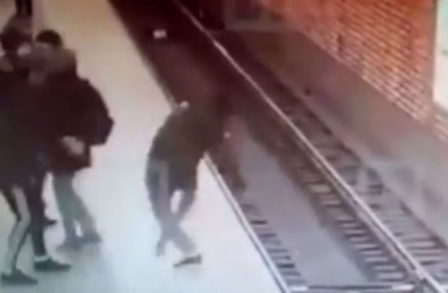 Empujó a su amigo a las vías del subte y lo mató