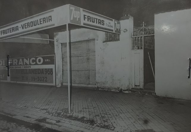 La entrada de la verdulería donde estuvo Pablo Reinstein ubicada en Córdoba y Alsina