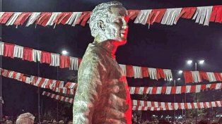 Estudiantes inauguró la estatua de Zubeldía al lado de la de Bilardo