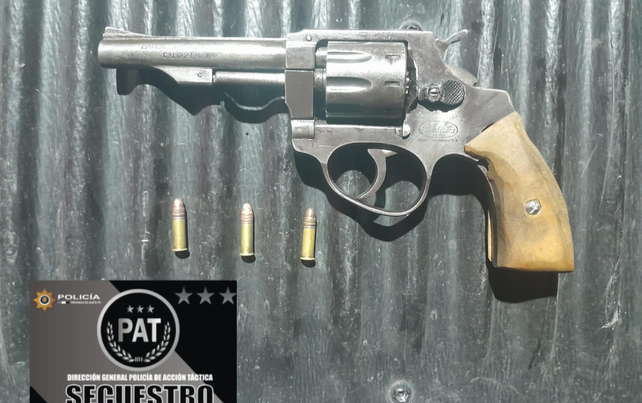 El revólver calibre 32 que uno de los ocupantes del Toyota tenía en su poder.&nbsp;