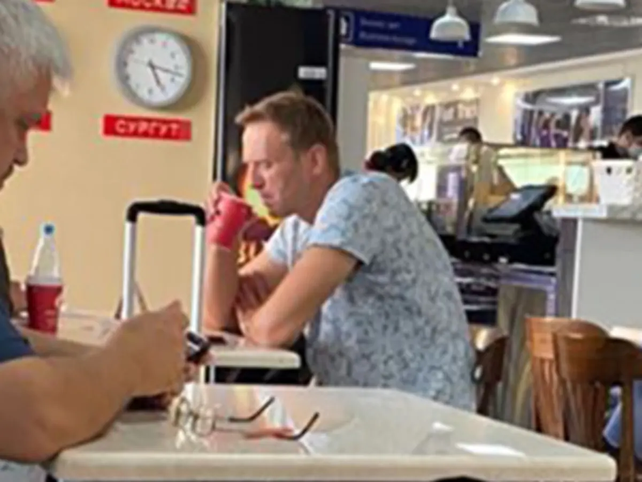 Momento clave. Navalny en un aeropuerto del interior de Rusia cuando tomaba el t&eacute; envenenado que casi lo mata. 