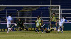Broun se esfuerza pero no podrá contener el remate de Tesuri. Broun se esfuerza pero no podrá contener el remate de Tesuri.