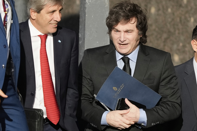 La dinámica laboral tambalea, el dólar sigue mandando y vuelve la acumulación de reservas
