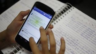 Más de la mitad de los estudiantes de 15 años se distrae con su teléfono celular en clase