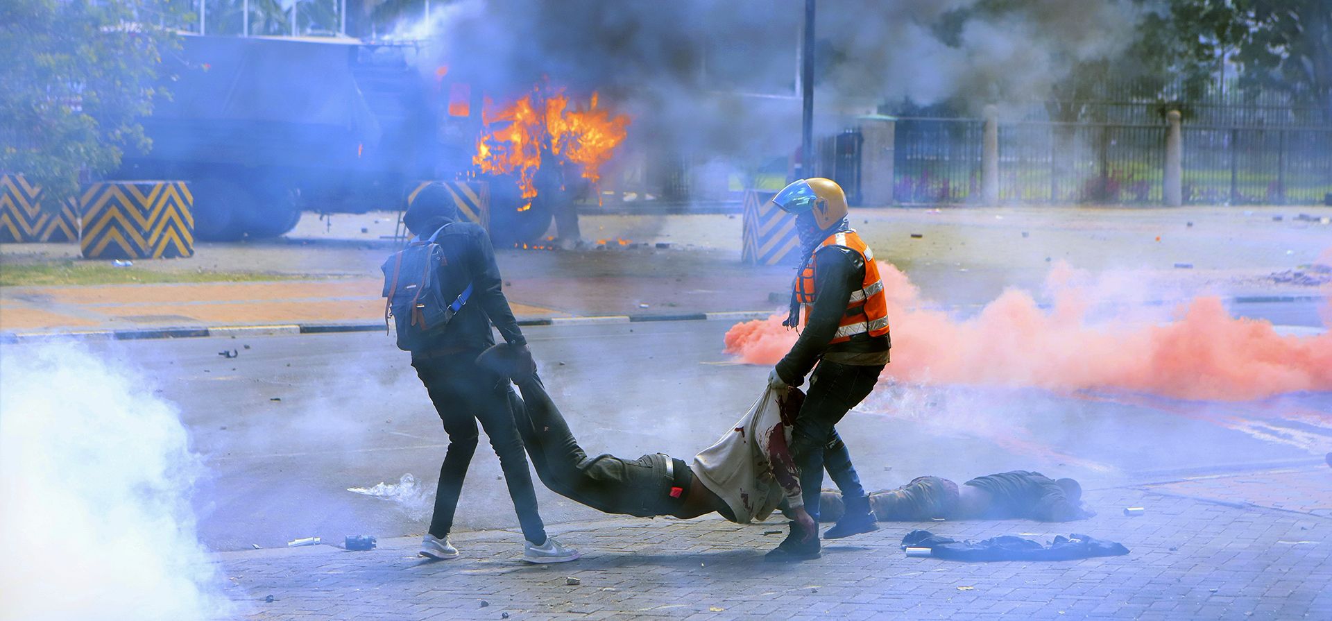 Manifestantes cargan el cuerpo de un hombre que recibió un disparo durante una protesta por los aumentos de impuestos propuestos en un proyecto de ley de finanzas en el centro de Nairobi, Kenia, el martes 6 de junio. 25, 2024. (Foto AP/Brian Inganga) Manifestantes cargan el cuerpo de un hombre que recibió un disparo durante una protesta por los aumentos de impuestos propuestos en un proyecto de ley de finanzas en el centro de Nairobi, Kenia, el martes 6 de junio. 25, 2024. (Foto AP/Brian Inganga)
