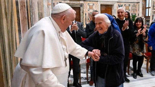 La monja que rompió el protocolo y lloró al papa Francisco tiene una historia cercana a la Argentina