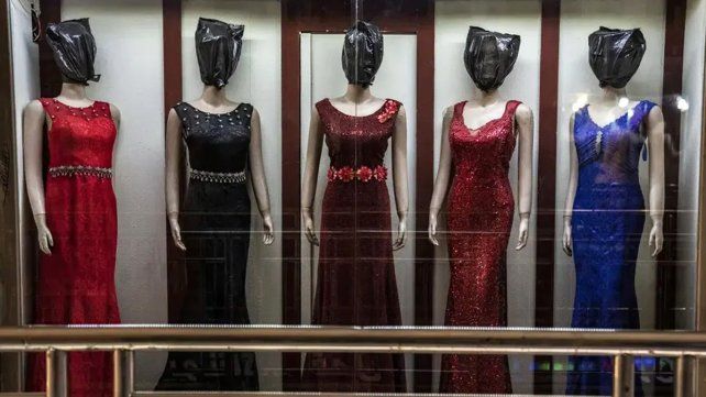El régimen de los talibanes impuso que todos los maniquíes femeninos deben ser retirados de sus escaparates o descabezados en un acto de dominio puritano