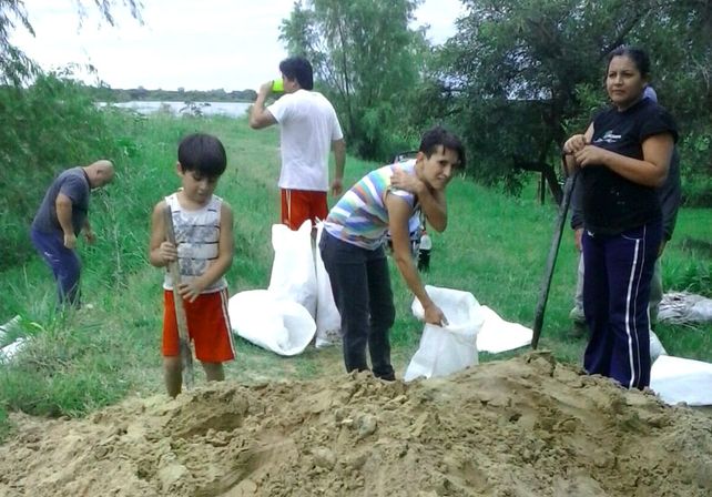 Protección. Los vecinos de Colastiné Sur arman bolsas con arena y tierra para colocar en las defensas.