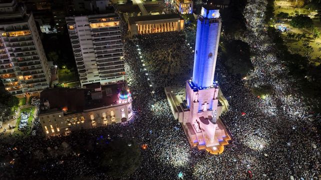 El Monumento es una fiesta: los rosarinos celebran el histórico triunfo en semifinales ante Inglaterra